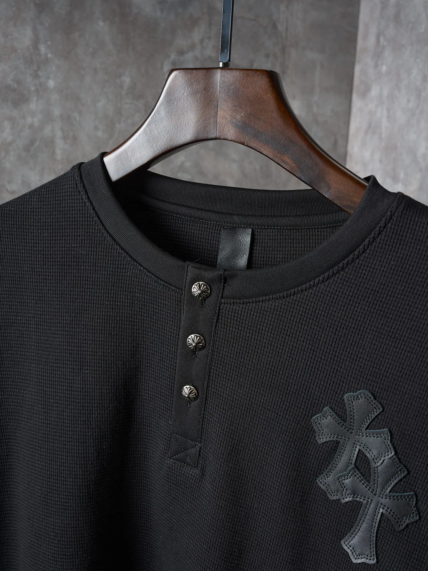 P340 Actual hanging auction] Chrome Hearts/Chrome Hearts Waffle Cross Leather Appliqué Silver Button Long Sleeves [Ready Stock] S M L XL Customized Pure Cotton Waffle Yawei with Fine Texture, Softness and Moisture. The calmness of black and the flexibility of waffle complement each other. The Chrome Hearts Cross leather decoration on the chest becomes the ultimate interpretation of the dark Gothic style. The hand-stitched logo button is like a miniature work of art, which is more noble and elegant. The iron plate with the logo on the back sways slightly as the body swings, adding a sense of movement and vitality. It is unobtrusive but has an indescribable aura. It interprets the perfect blend of retro and luxury. It adopts imported machine appliqué embroidery technology and uses advanced computer control systems and precise mechanical components to realize the Chrome Hearts cross leather appliqué operation. It presents an embroidery effect with both clarity and three-dimensionality. The fabrics have been washed and have a better hand feel. They are not easy to deform, shrink or fade. Maintains long-lasting beauty with a loose fit